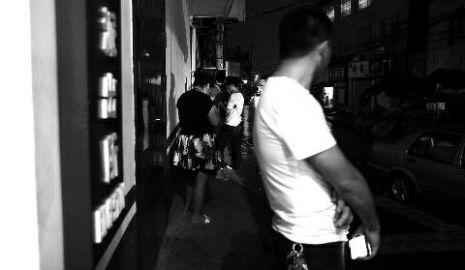 通過聊天軟件陌陌，男子小黃認(rèn)識(shí)了女孩小李，兩三天后，兩人就住到了一起。但好景不長，兩人在一起僅過了十幾天，戀愛關(guān)系即破裂，小黃稱曾給小李花了一萬余元。日前，小黃以詐騙為由將小李帶到派出所。