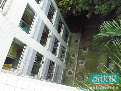 據(jù)目擊者稱,當(dāng)時墜樓者躺在右排中、下兩個井蓋中間附近。