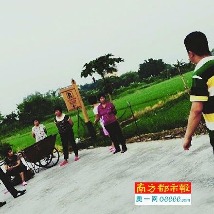 張敬軒微博發(fā)布拍戲遭村婦攔路索“買(mǎi)路錢(qián)”