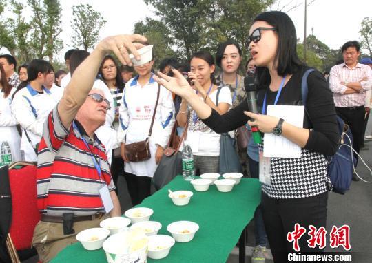 圖為外國友人品嘗揚(yáng)州炒飯?！〈藜衙鳌z