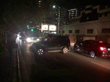 10月22日被推到路面的車攔住了公交車。（圖據(jù)網(wǎng)絡）