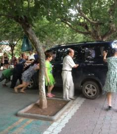 今年夏天壩壩舞成員將一輛小車推向公路。（圖據(jù)網(wǎng)絡）