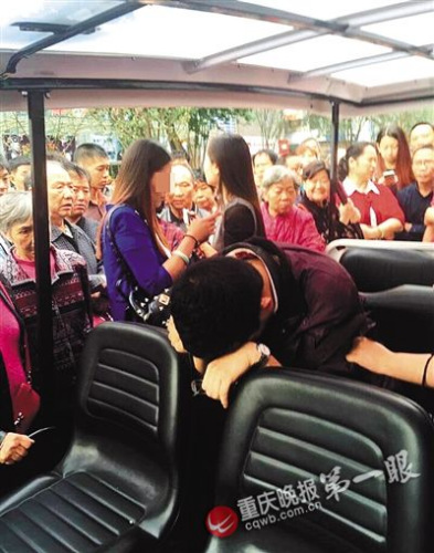 偷拍男子（前）照片來源于網(wǎng)絡(luò)，請作者與重慶晚報(bào)聯(lián)系