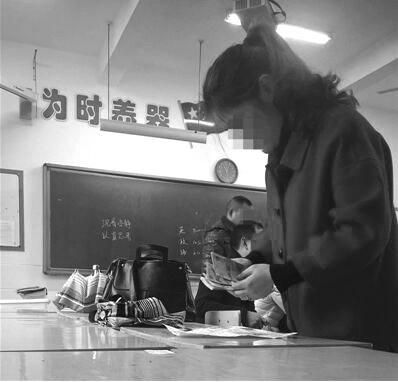 湖南一中學(xué)家長(zhǎng)接通知交上千元慰問補(bǔ)課老師