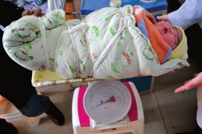 28歲女子二胎產(chǎn)下12斤巨嬰 食量是其他寶寶2倍