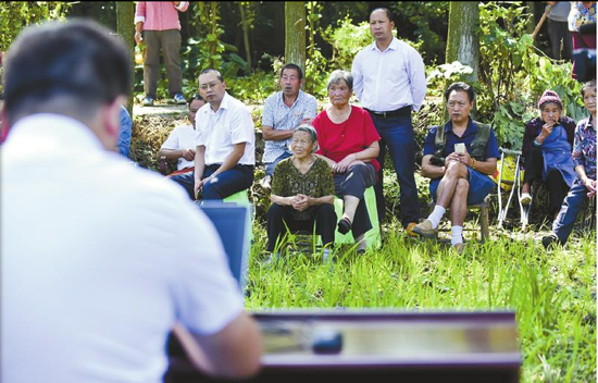 現(xiàn)場村民圍觀