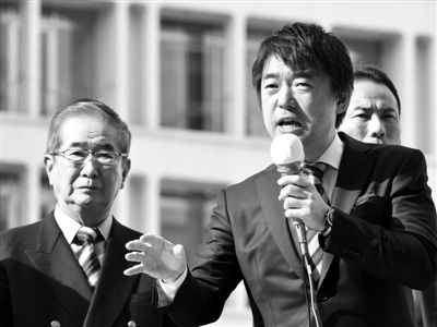29日，日本著名極右翼分子石原慎太郎（左）和新生代右翼政客橋下徹在東京街頭演講拉票。