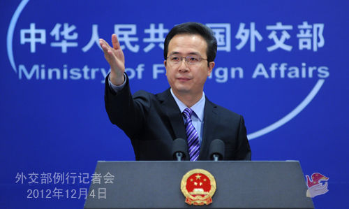 外交部發(fā)言人洪磊主持例行記者會。