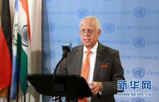 12月12日，在美國(guó)紐約聯(lián)合國(guó)總部，安理會(huì)本月輪值主席、摩洛哥常駐聯(lián)合國(guó)代表盧利什基向媒體宣讀聲明。聯(lián)合國(guó)安理會(huì)12日發(fā)表媒體聲明，對(duì)朝鮮發(fā)射衛(wèi)星的行為表示譴責(zé)。 新華社記者林瓊攝