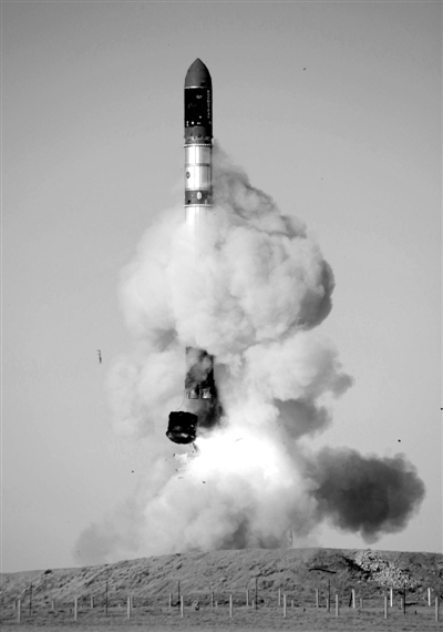 　2007年6月15日，俄羅斯在哈薩克斯坦的軍事場(chǎng)地試射一枚“RS-20”導(dǎo)彈。尚未有媒體公布新型固