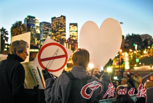 　14日，在美國(guó)首都華盛頓白宮外，民眾舉行燭光集會(huì)，悼念當(dāng)日康涅狄格州桑迪胡克小學(xué)槍擊案遇難者，呼吁