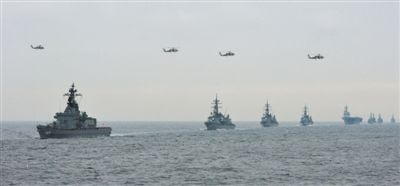 2012年10月14日，日本海上自衛(wèi)隊舉行閱艦式。2013年，日本自衛(wèi)隊時隔11年首增防衛(wèi)預(yù)算。資料圖片