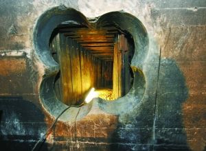 隧道頂端及四周用板材固定。 人民網(wǎng)照片