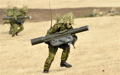 “作戰(zhàn)” 1月13日，日本自衛(wèi)隊一隊員在新年軍演中手持武器，發(fā)動進攻。媒體尚未公布1月22日的美日聯合軍演圖片。