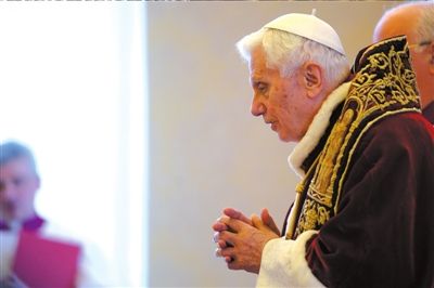 ?11日，本篤十六世出席主教會(huì)議，宣布將于本月28日退位。圖/CFP