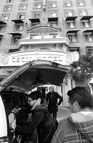 20日，美國洛杉磯，塞西爾酒店房客薩拜娜乘出租車離開酒店。由于擔心水質(zhì)受到污染，目前已有27戶房客離開塞西爾酒店。