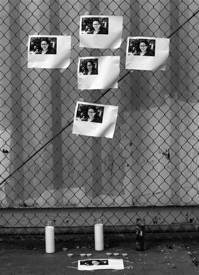 21日，美國洛杉磯，華裔女孩藍(lán)可兒遇害案件曝光后，一些人在塞西爾酒店附近擺放藍(lán)可兒的照片和蠟燭，紀(jì)念藍(lán)可兒。