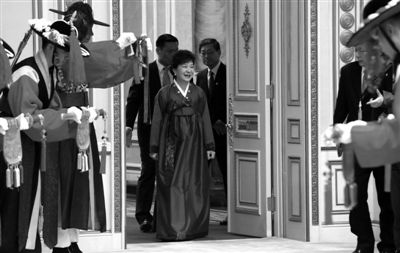 2月25日，韓國(guó)首爾，韓國(guó)首位女總統(tǒng)樸槿惠身著傳統(tǒng)韓服出席晚宴。