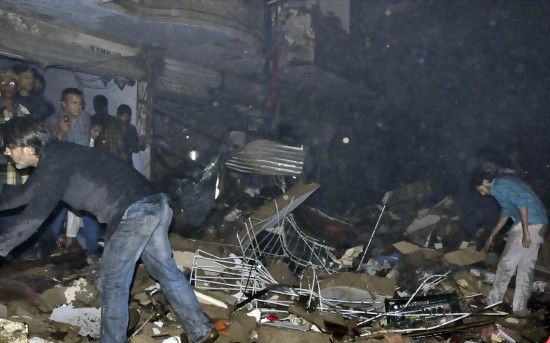 3月3日，在巴基斯坦南部城市卡拉奇，救援人員在爆炸現(xiàn)場(chǎng)工作。