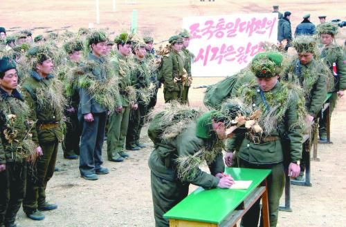 朝鮮中央通訊社13日公布的照片顯示，朝鮮工農(nóng)赤衛(wèi)隊(duì)員正在進(jìn)行“戰(zhàn)前訓(xùn)練”。