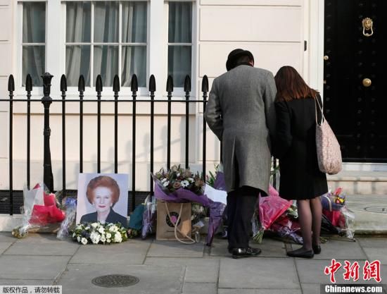 當?shù)貢r間2013年4月8日，英國倫敦，民眾在英國前首相撒切爾夫人位于倫敦的住所前進行悼念活動。