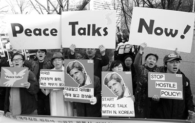 4月12日，韓國示威者在該國國防部前手持克里畫像，反對韓美軍演，要求克里前往朝鮮尋求和平談判。