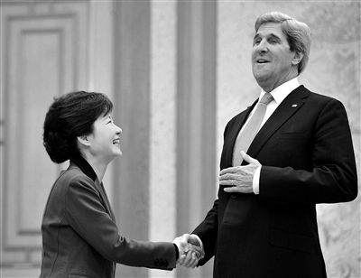 4月12日，韓國總統(tǒng)樸槿惠（左）與美國國務卿克里會面。