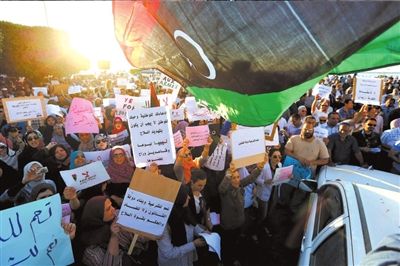 10日，利比亞首都的黎波里，當(dāng)?shù)厥忻裨诶葋喭饨徊客馐就?，抗議“政治隔離法”。圖/東方IC