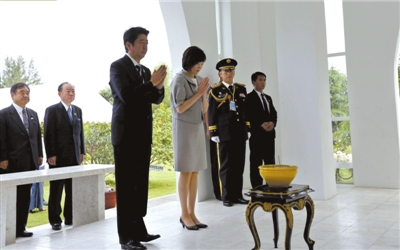 25日，緬甸仰光，安倍偕妻子參拜“二戰(zhàn)陣亡日軍墓”。圖/CFP