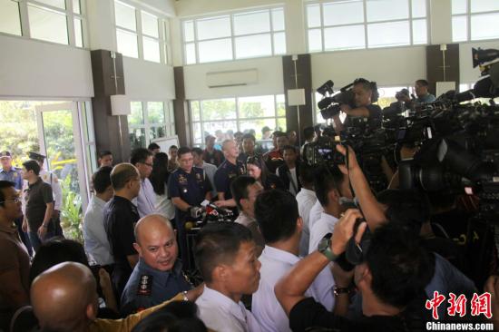 　　6月1日，菲律賓內政部長羅哈斯在菲國家警察部隊司令普里斯馬等人陪同下召開記者會，介紹環(huán)球城公寓樓