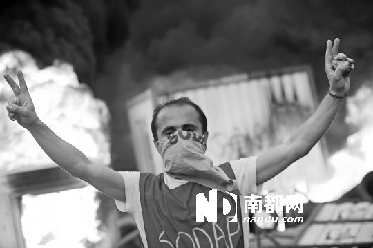 5月31日，土耳其示威者在伊斯坦布爾市中心的塔克西姆廣場(chǎng)抗議政府拆除加濟(jì)公園的計(jì)劃。