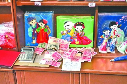 　　2012年6月21日，在朝鮮羅先特別市的一家商店里，柜臺(tái)上散落著一些人民幣。在朝鮮，人民幣比本國