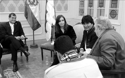 7月4日，科雷亞、克里斯蒂娜、莫拉萊斯、穆?？榜R杜羅（左起順時針方向）參加會議。新華社發(fā)