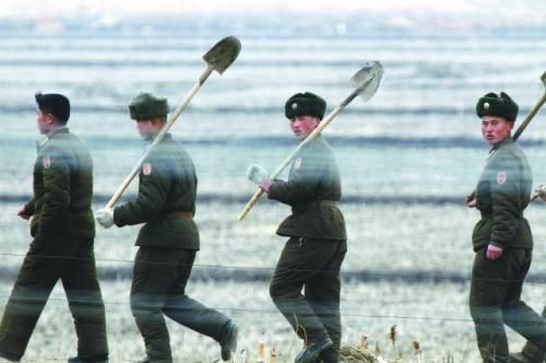朝軍士兵前往田地支援地方建設。