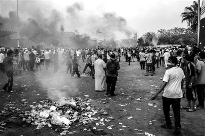 7月27日,在埃及首都開(kāi)羅,穆?tīng)栁髦С终咄辣┚彀l(fā)生沖突。新華社發(fā)