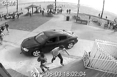 監(jiān)控錄像截屏圖：3日，美國(guó)洛杉磯市，一輛汽車沖進(jìn)威尼斯海灘棧道上的人群。圖/東方IC