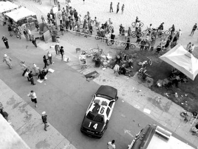 3日，美國(guó)洛杉磯，威尼斯海灘上血跡斑斑，警方正在調(diào)查。圖/東方IC