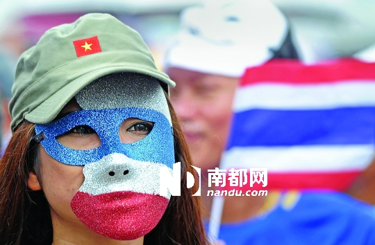 4日，一名泰國(guó)反政府人士頭戴面具在首都曼谷參加集會(huì)。