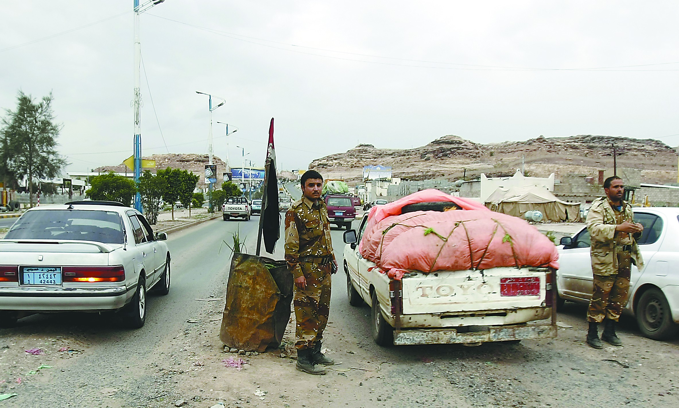 當(dāng)?shù)貢r(shí)間4日，在也門首都薩那，安全人員在通往美國(guó)大使館的路上設(shè)置檢查站檢查過(guò)往車輛。