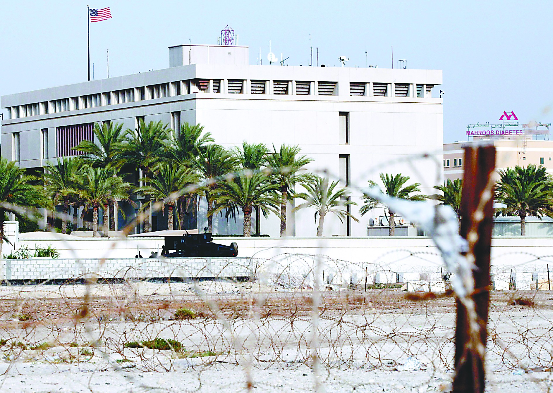 當(dāng)?shù)貢r(shí)間4日，在也門首都薩那，安全人員在通往美國(guó)大使館的路上設(shè)置檢查站檢查過(guò)往車輛。