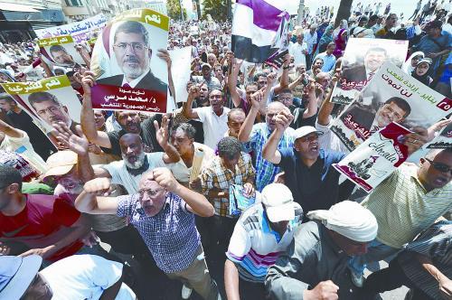 16日，穆爾西的支持者進(jìn)行“憤怒的星期五”大游行，抗議軍方清場(chǎng)行動(dòng)造成嚴(yán)重人員傷亡。