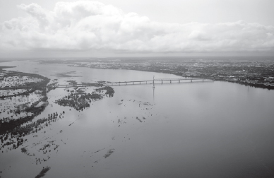 據(jù)目前估計，俄遠(yuǎn)東地區(qū)因洪災(zāi)造成的損失超過100億盧布。