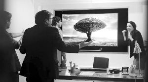 屏幕顯示樹(shù)的畫(huà)面，求職者獲知真相