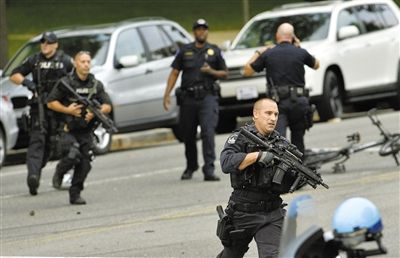 3日,案發(fā)現(xiàn)場,持槍警察在奔跑。