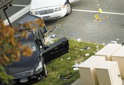 沖擊白宮圍欄的黑色轎車。