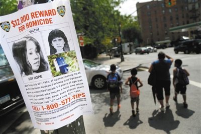 2013年7月23日，貼在紐約街頭的征詢線索傳單，這天是“希望寶寶”被發(fā)現(xiàn)遇害的日子，每年這天警方都