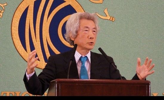 日本前首相小泉純一郎11月12日發(fā)表演說(shuō)，支持安倍晉三對(duì)中國(guó)強(qiáng)硬，并鼓動(dòng)其參拜靖國(guó)神社。