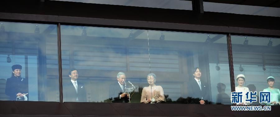 當(dāng)?shù)貢r(shí)間12月23日，在位于日本東京的皇宮，日本明仁天皇在皇族的陪同下發(fā)表生日感言。