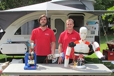 皮尤和尼克爾斯基與他們的3D機(jī)器人。