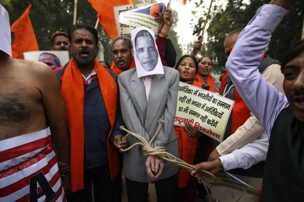 印度新德里民眾憤而示威抗議。